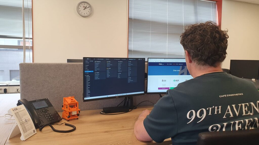 Back-office medewerker aan het werk op een website